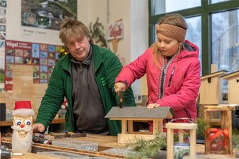 Dörfer rund um Auerbach starten in die besinnliche Zeit - Die Hofweihnacht im Natur- und Umweltzentrum ist schon im vergangenen Jahr ein Publikumsmagnet gewesen. Vielleicht bauen Andreas Borowski und Michelle in diesem Jahr ja das nächste Vogelhäuschen.