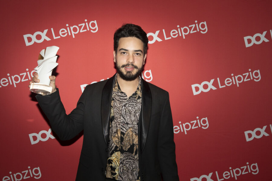 Theo Montoya erhielt für seinen Film  "Anhell69" die Golddene Taube des Internationalen Leipziger Festivals für Dokumentar- und Animationsfilm.