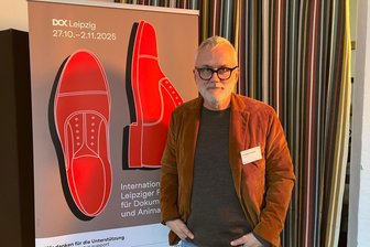 DOK Leipzig rückt die USA in den Mittelpunkt - Der Leiter des Dokumentarfilm-Festivals DOK Leipzig, Christoph Terhechte, steht vor einem Plakat zur 68. Auflage des Festivals.
