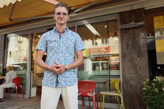 "Doktor Engelmann" in Zwickau und Plauen: Darum verbannt der Bio-Bäcker Weizen aus dem Sortiment - Julius Matthes vor der Hauptfiliale von "Doktor Engelmann" in der Äußeren Plauenschen Straße. 