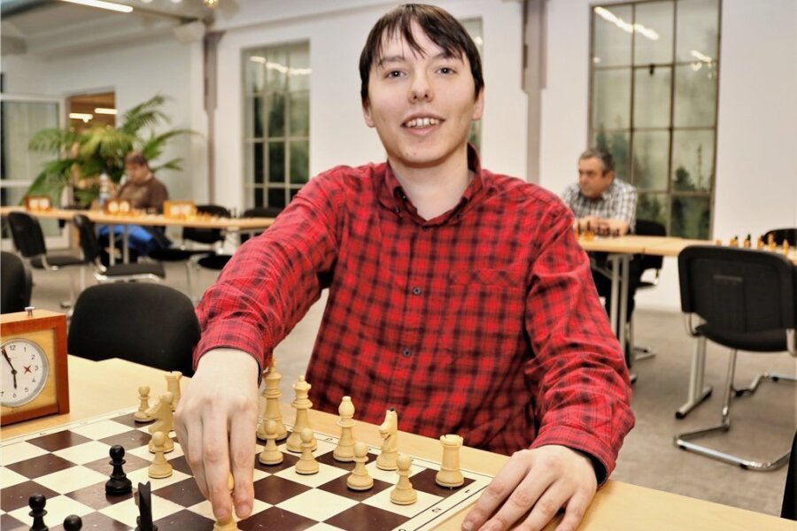 Doktorand hat die beste Schach-Strategie - Felix Bräuer aus Olbernhau gewann die 72. Auflage des Oederaner Weihnachtsblitzschachturniers. Foto: Knut Berger