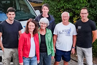 Doku-Serie „Im Wandel vereint“: Journalistin kehrt in ihre alte Heimat Mittweida zurück - Das Filmteam mit Emil Mura (l.) Diana Kühner-Mert (2.v.l) zu Besuch bei Horst (2.v.r.) und Birgit Kühner (3.v.r.) in Mittweida.
