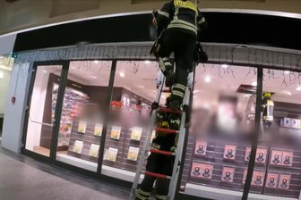 Doku über Chemnitzer Feuerwehreinsatz: 16-Jähriger hängt in der Decke eines Buchladens fest - Über das Dach des Buchladens versuchte die Feuerwehr, den Mann aus der Decke zu holen.