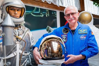 Doku über Raumfahrtexperten aus Mittweida feiert TV-Premiere - Der Mittweidaer Tasillo Römisch ist als Raumfahrtexperte gefragt. Jetzt wird er 70. Jahr alt.