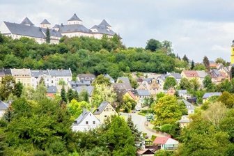 Dokumentation - Blick über den Ort Augustusburg zum Schloss aus Richtung Osten.