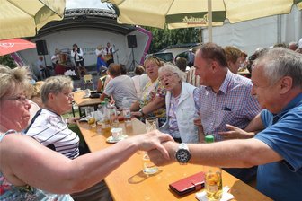 Dolce Vita in Niederlichtenau: Ein Dorf feiert – hoffentlich ohne Zwischenfälle - Stimmung beim Kinder- und Dorffest in Ottendorf im Jahr 2023. Die Kultband „Die Schäfer“ war ein Anziehungspunkt. Beim Fest in diesem Jahr kam es zu einem Polizeieinsatz.
