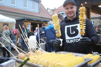 Dolle Knollen, Fotobox und Last-Minute-Geschenke: Großes Angebot bei Landbumml-Hofweihnacht in Niederwiesa - Frank Buschbeck verkaufte frittierte Kartoffelspiralen bei der Niederwiesaer Hofweihnacht.