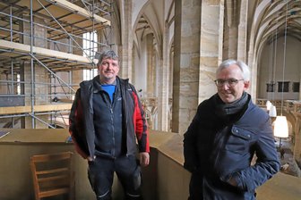 Dom St. Marien zu Freiberg: Warum das Gotteshaus dringend saniert werden muss - Dompfarrer Gunnar Wiegand (r.) und Küster Holger Graf schauen sich auf der künftigen Baustelle im Dom St. Marien zu Freiberg um.