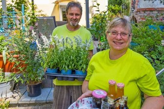Domizil der Marktschwärmer ist jetzt auf dem "Kräuterberg" - Angela und Dietmar Schmidl haben neue Ideen für ihren "Kräuterberg".
