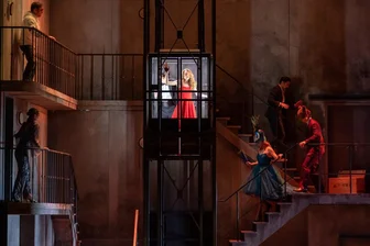 "Don Giovanni" in Leipzig: Krach im Treppenhaus - Hier geht's im Treppenhaus rund: Don Giovanni (Jonathan Michie) und Zerlina (Samatha Gaul) im Lift.