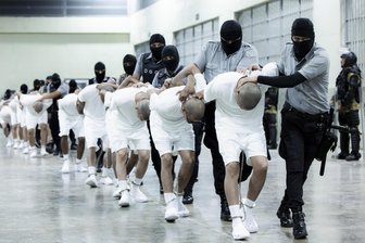 Donald Trump missachtet richterliche Anordnung zu Abschiebungen - Gefängniswärter verlegen aus den USA abgeschobene Personen, bei denen es sich um venezolanische Bandenmitglieder handeln soll, in ein Terrorismusgefängnis in El Salvador.