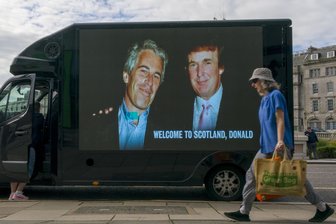 Donald Trump und die Epstein-Affäre: Der Präsident und das „gestohlene“ Mädchen - Ein Foto von Jeffrey Epstein (links) und Donald Trump aus früheren Tagen ist auf der Seitenwand eines Lieferwagens im schottischen Aberdeen zu sehen. US-Präsident Trump weilte zu diesem Zeitpunkt in Schottland. Das Protestplakat wurde von der Gruppe „Everyone Hates Elon“ organisiert.