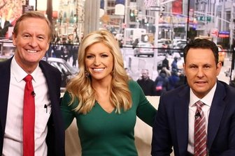 Donalds beste Fernsehfreunde - Das Moderatorentrio vom US-Frühstücksfernsehen "Fox & Friends" (von links): Steve Doocy, er ist mit 61 Jahren der älteste in der Runde - Ainsley Earhardt, sie muss selbst im Winter ziemlich dünne Kleidchen tragen - und Brian Kilmeade, seit zwanzig Jahren beim Sender, gilt als ein ziemlich aggressiver, konservativer Knochen.