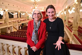 Donna Leon live in Zwickau - Donna Leon (links) in Begleitung der Schauspielerin Annett Renneberg.