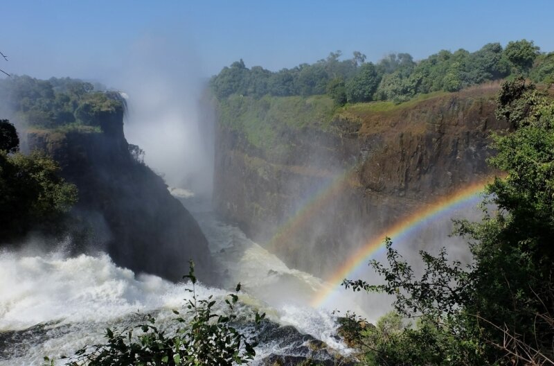 Donnernder Rauch am Sambesi - Ein Vorhang aus Wasser und Regenbögen: Die Victoria Falls, die vom Wasser des Sambesi gespeist werden (links).