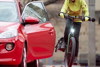 „Dooring“-Unfall in Chemnitz: Radfahrer kollidiert mit geöffneter Autotür - Bei „Dooring“-Unfällen kollidieren Radfahrer mit einer geöffneten Autotüren.