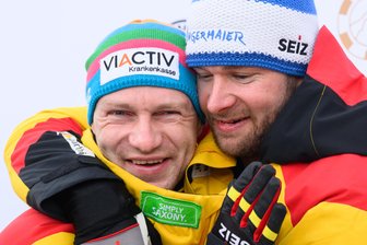 Francesco Friedrich (l.) ist einem Medienbericht zufolge nach dem positiven Dopingtest seines Anschiebers Simon Wulff der Gesamtweltcup im Zweierbob aberkannt worden. Der Sieg geht somit nachträglich an Konkurrent Johannes Lochner (r.).