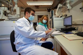 Dopingkontrolleure aus Sachsen folgen Hilferuf aus Japan - Sebastian Rzeppa und Astrid Knieß in ihrem Labor in Kreischa. 