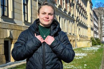 Dopingverdacht bei Chemnitzer Gewichtheberin Schlittig: Freispruch ohne Freiheit - Vicky Schlittig vor dem Landgericht. Bis 2021 war die Gewichtheberin am Bundesstützpunkt Chemnitz aktiv, dann wurde in ihrer Urinprobe Doping nachgewiesen.