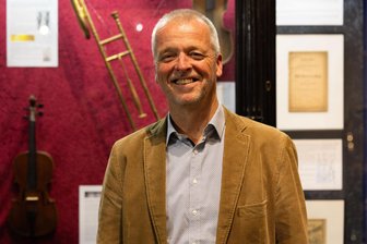 Doppel-Ausstellung: Markneukirchen zeigt Raritäten - Gerald Pfretzschner, der Ururur-Enkel des Musikinstrumentenhändlers Gustav Adolf Pfretzschner, zur Eröffnung der Sonderausstellung im Gerber-Hans-Haus Markneukirchen.
