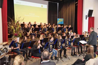 Doppel-Feier am Oelsnitzer Gymnasium - Die Mosen's Brass Band sorgte für die musikalische Umrahmung. Unter anderem wurde der Song One Moment inTime von Whitney Houston gespielt - passend zum historischen Schritt in der Schulgeschichte.