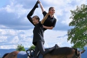 Doppel überzeugt im Landesvergleich - Anne-Cathrin Hüller (l.) aus Lößnitz und Lea Sandow aus Alberoda sind Landesvizemeisterinnen im Voltigieren.