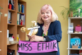 Doppelabschied in Plauen: Direktorin und Stellvertreterin der Chrieschwitzer Hufeland-Oberschule gehen in Rente - Simone Heilmanns Direktorinnen-Zimmer ist voller Erinnerungsstücke und Geschenke - hat sie zuhause überhaupt genügend Platz dafür, wenn sie jetzt in den Ruhestand geht?
