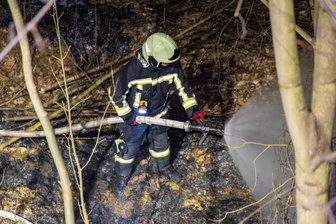 Doppelalarm im Erzgebirge: Feuerwehr löscht Brand und sichert Unfallstelle - Zunächst mussten die Einsatzkräfte einen Flächenbrand nahe des Bahnhofs bekämpfen.