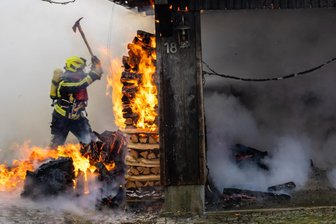 Doppelcarport brennt im Erzgebirge: Feuerwehr rettet Wohnhaus - In Lauter ist am Freitag ein Doppelcarport ausgebrannt.