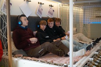 Doppeldecker-Bus rollt an Werdauer Schule mit Sucht-Fragen vor - Im Minikino werden Kurzfilme zum Thema Glück gezeigt.