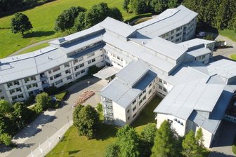 Doppelgeburtstag in der Adorfer Klinik - Der Adorfer Standort der Paracelsus-Klinik aus der Luft. Die Eröffnung des Hauses jährt sich zum 25. Mal.