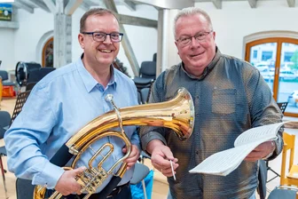 Doppeljubiläum beim Musikkorps Olbernhau: „Praxis im Dirigieren hatte ich damals nicht“ - Udo Brückner und Jens Kaltofen (v. l.) bilden seit 30 Jahren die Doppelspitze des Olbernhauer Musikkorps.