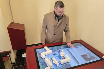 Doppeljubiläum in Crimmitschau: Schloss Blankenhain startet in die neue Museumssaison - Mitarbeiter Christian Hopf zeigt den interaktiven Tisch zur Entdeckung der Freilichtanlage.