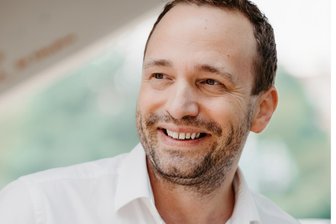 Doppelkinn, aber warum nur? MDR-Moderator spricht in Freiberg über seine Krankheit - Mario D. Richardt spricht am 23. April in der Stadtbibliothek Freiberg übers Abnehmen.