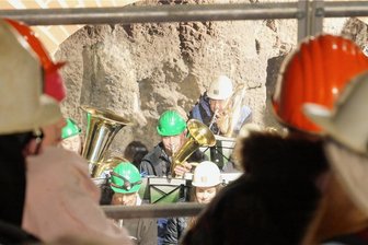 Doppelkonzert mit Swing im Bergwerk - Besucher und Musiker des "Ottendorfer Brass- und Swingorchesters" bei einem der beiden Konzerte am Samstag im Erbstolln in Rossau. 