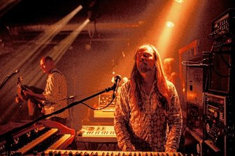 Doppelkonzert zum Jahresende in der Plauener "Röste" - Polis (vorn Marius Leicht an den Keyboards, links hinten Andreas Sittig am Bass) lädt für den 30. Dezember in die "Röste" ein.