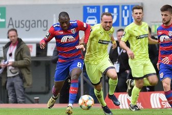 Doppelpack von Jensen reicht nicht: FSV Zwickau verliert beim KFC Uerdingen - Uerdingens Christian Kinsombi (l.) im Duell mit Zwickaus Fabio Viteritti.