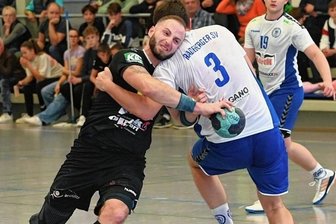 Doppelpack zum Jahresabschluss - Tommy Löbner (l.) - hier im Spiel gegen Radeberg - und die Zwönitzer Handballer visieren einen Heimsieg zum Jahresabschluss an. Gelingt dieser, überholen sie Gegner Dresden auch in der Tabelle.