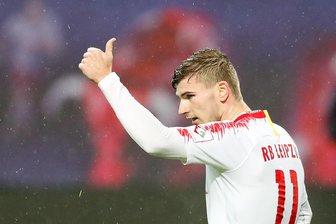 Doppelpacker Werner entscheidet Spitzenspiel: RB Leipzig besiegt Gladbach - Leipzigs Doppeltorschütze Timo Werner bedankt sich für eine Vorlage.