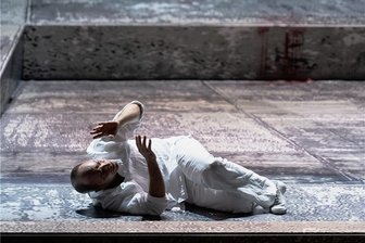 Doppelpremiere in Berlin: Ödipuskomplex der besonderen Art - Als Blinder wird er zum Sehenden: In der von Jewgenij Titow inszenierten Oper "Œdipe" von George Enescu an der Komischen Oper Berlin liefert der Bariton Leigh Melrose in der Figur des Titelhelden eine beeindruckende Darbietung ab.
