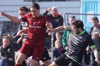Doppelschlag bringt Meeraner Erfolg - Eric-Enzo Maschek (links) und der MSV kämpften um jeden Ball. Die Gäste um Hendrik Eisenreich konnten ihnen kein Bein stellen.