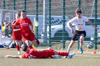 Doppelschlag in der Nachspielzeit: Späte Tore sichern BSC-Junioren Derbysieg und Tabellenführung - Die B-Junioren des BSC, hier mit Noah Braun (r.) gegen Jens Budaryev, haben die nächste Hürde auf dem Weg zum Staffelsieg übersprungen.