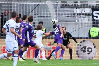 Doppelschlag und ein nicht gegebener Elfmeter: Erzgebirge Aue kassiert erste Saisonniederlage - Per Kopf sorgte Bielefelds Nummer 6 Mael Corboz für die Kehrtwende, traf zum 1:2.