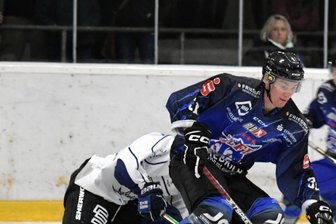 Doppelschlag: Wölfe erobern die Spitze in der Regionalliga Ost - Yannek Seidel – hier gegen Dresden – zeigte sich am Samstag zuhause gegen die Crashers bissig und traf gleich viermal.