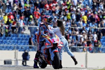 Doppelsieg für Ducati und ein kleines Problem - Enea Bastianini aus Italien vom Team Ducati wird schon auf der Ehrenrunde für seinen vierten Saisonsieg beglückwünscht. 