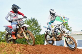 Doppelsieger ist von Thurm begeistert - Motocrosser Paul Haberland (rechts) ist bereits mehrmals in der höchsten Weltmeisterschafts-Klasse angetreten. Vom Niveau und von der Stimmung im westsächsischen Thurm war er beeindruckt. Der 23-Jährige attestierte der Veranstaltung WM-Niveau.