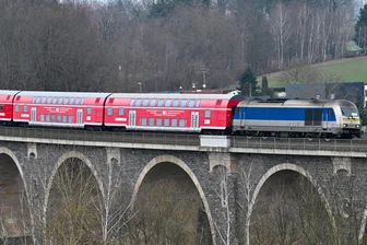 Doppelstöckig auf der Schiene zwischen Chemnitz und Leipzig – Start mit Schwierigkeiten - Seit Sonntag verkehren Doppelstockzüge auf der Strecke zwischen Chemnitz und Leipzig.