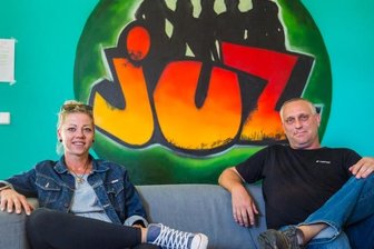 Doppelt hält besser: Neukirchener Jugendclub startet wieder durch - Wuppen seit Kurzem als neues Leitungsduo das Jugendzentrum Neukirchen: Leiterin Carla Reinhardt und Stellvertreter Marco Grünberg. 