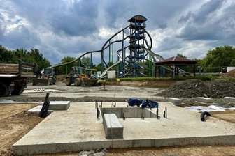 Doppelt so hoch: Sonnenlandpark baut gigantischen Rutschenturm - Bauarbeiten für die neue Riesenrutsche samt Aussichtsplattform. Grundsteinlegung für die Erlebnispyramide ist nächste Woche.