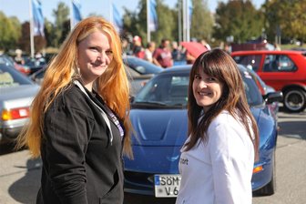 Doppelte Frauenpower lockt in Chemnitz Fans junger Oldtimer an die Messe - Stehen auf gut erhaltene Ältere: Conny Reinholdt (links) und Ines Stahlberg haben an der Messe in Chemnitz erstmals gemeinsam ein Treffen für Fans von Liebhaberfahrzeugen organisiert.